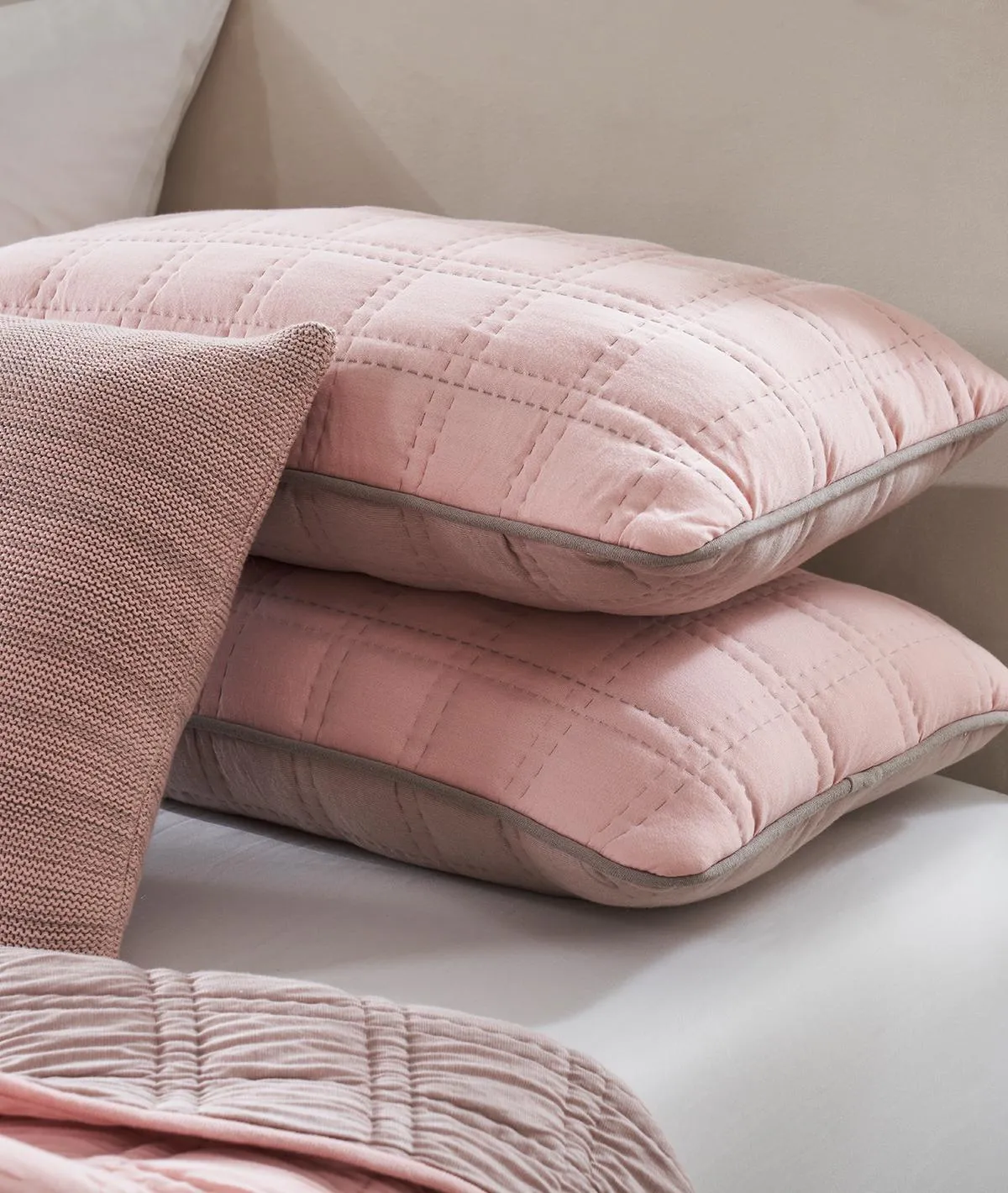 Miraya- Pink Pearl 100% Cotton Knitted With Polyester Filled King Size Bed Cover With 2 Pillow Covers & 2 Cushion Covers in Fabric Bag Packaging (Set of 6 Pcs)